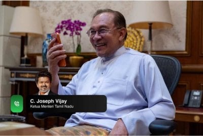 Anwar sempat berbual mesra dan bertanya khabar dengan Ketua Menteri Tamil Nadu, C Joseph Vijay dan memaklumkan kehadirannya ke Sidang Kemuncak BRICS.