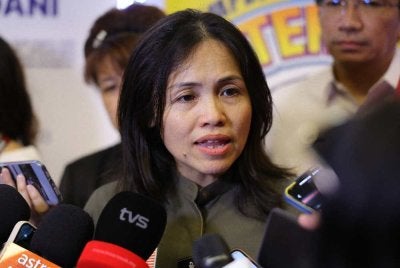 Timbalan Menteri Komunikasi, Teo Nie Ching bercakap kepada pemberita selepas merasmikan Karnival Komuniti Kempen Internet Selamat, hari ini. Foto Bernama