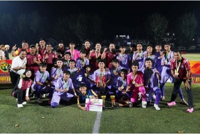 Pemain SMK Dato' Harun meraikan kejayaan menjulang Piala Datuk Mokhtar Dahari. FOTO: Foto Sinar Harian - ROSLI TALIB.
