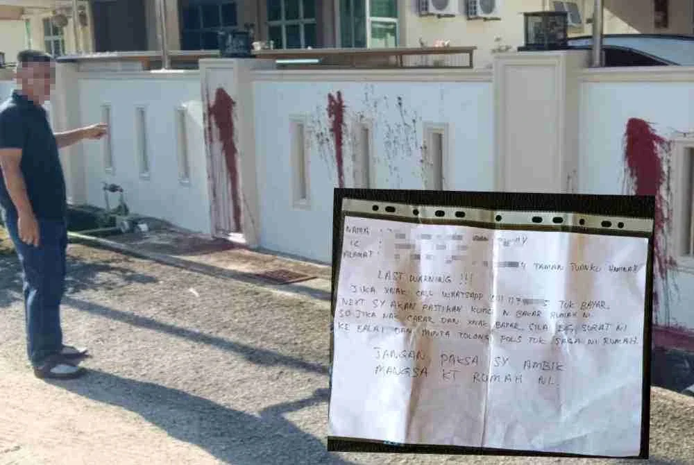 Dinding rumah mangsa yang disimbah cat merah selain nota ugutan turut ditanggalkan. 