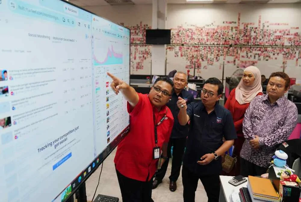 Ketua Pengarang Sinar Harian, Zamri Rambli menerangkan kepada Mohd Nizar berkaitan operasi Sinar Harian dalam lawatan sesi perbincangan strategik bersama Pengasas Kumpulan Karangkraf Sdn Bhd, Datuk Hussamuddin Yaacub dan pengurusan Sinar Harian di Karangkraf.