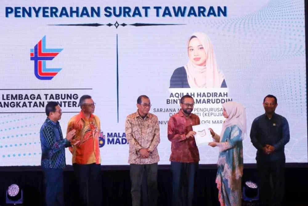 Menteri Pertahanan, Datuk Seri Mohamed Khaled Nordin (tiga dari kiri) menyaksikan Ketua Eksekutif LTAT, Mohammad Ashraf Md Radzi menyampaikan surat tawaran kepada Graduan, baru-baru ini.