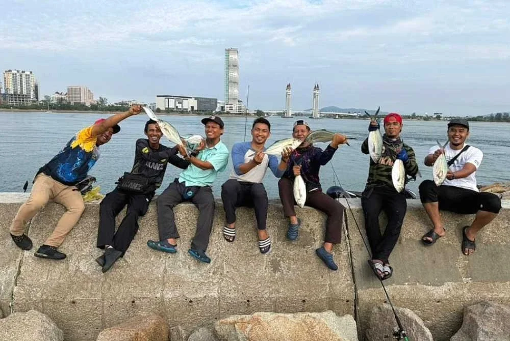 Kumpulan pemancing Tanjung Anglers Fish Hunter (TAFH) menunjukkan hasil buruan ikan selar papan yang memasuki kawasan benteng berdekatan muara Drawbridge yang kini menjadi tumpuan kaki pancing.
