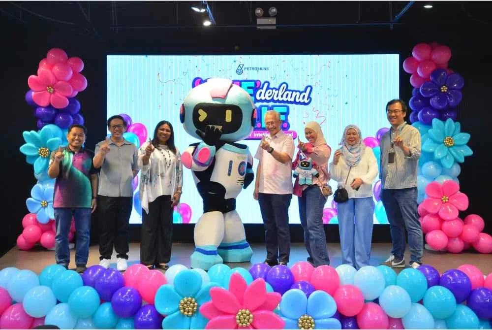 Ketua Pegawai Eksekutif Petrosains, Ezarisma Azni Mohamad (empat dari kanan) dan Shamini (tiga dari kiri) meraikan sambutan A.R.I.F’s ONE-derland di Petrosains Suria KLCC pada Sabtu.