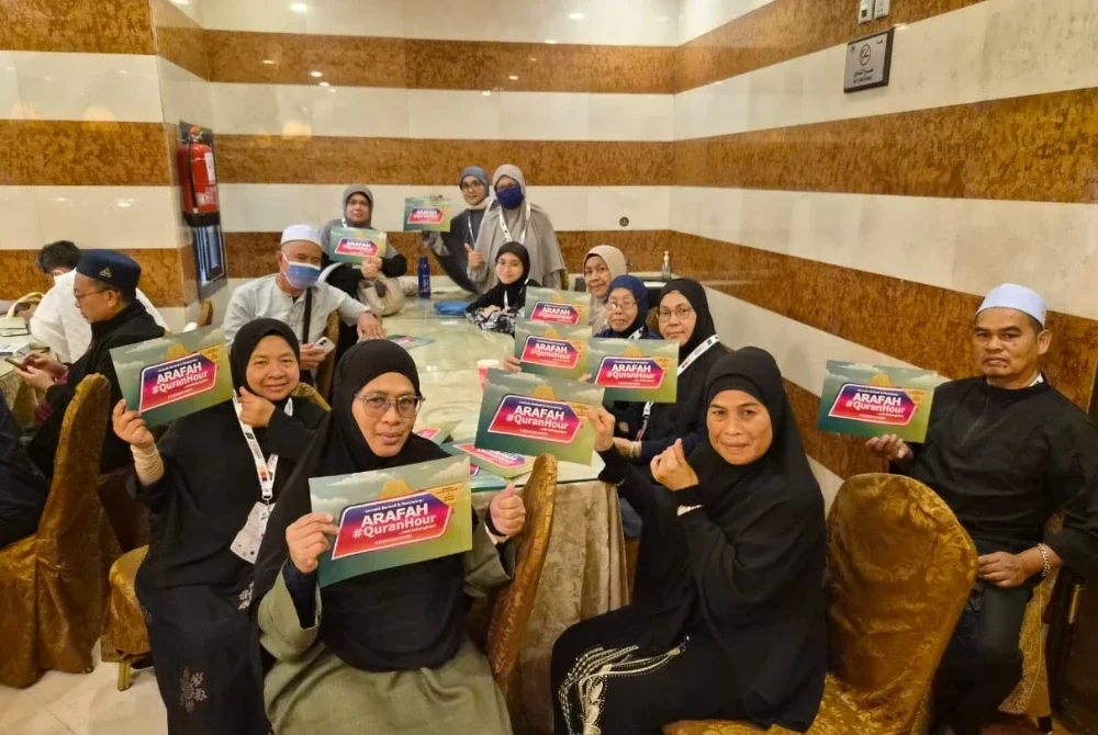 Sebahagian jemaah Maktab KT90B Delima Lembaga Tabung Haji Travel diberi pengisian rohani menerusi sesi tadabur bersempena Arafah #QuranHour pada Sabtu.