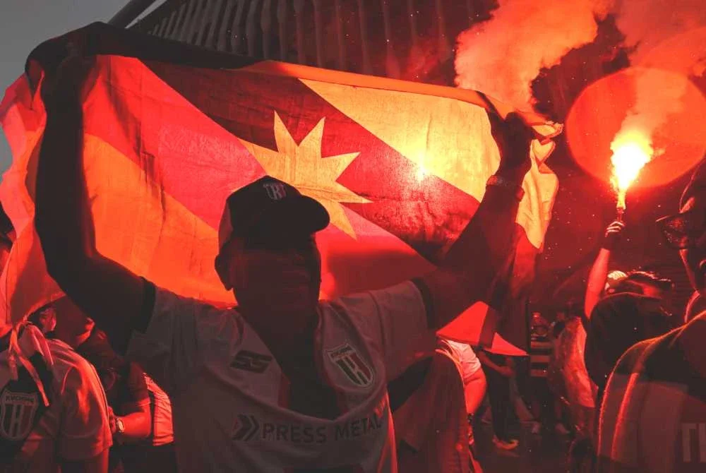 Penyokong Kuching City FC membawa bendera Sarawak pada perlawanan akhir Piala Malaysia 2025/26 di antara JDT menentang Kuching City FC di Stadium Nasional Bukit Jalil pada Sabtu. Foto Bernama