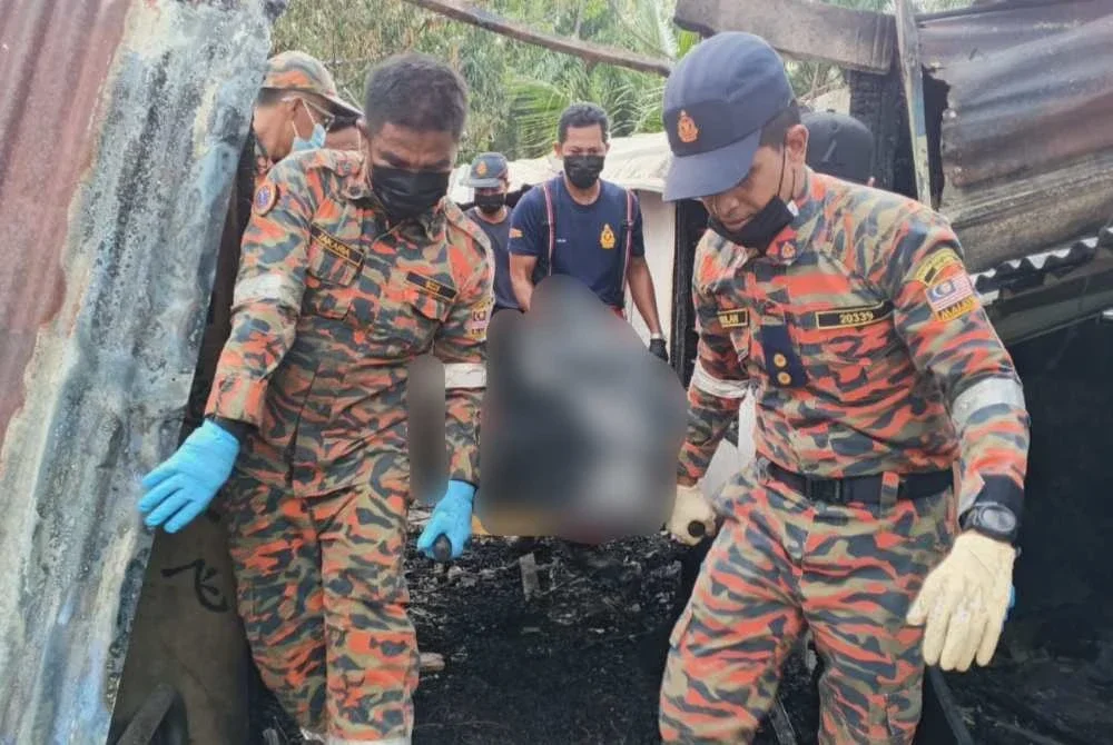Mayat mangsa dikeluarkan dari lokasi kejadian.