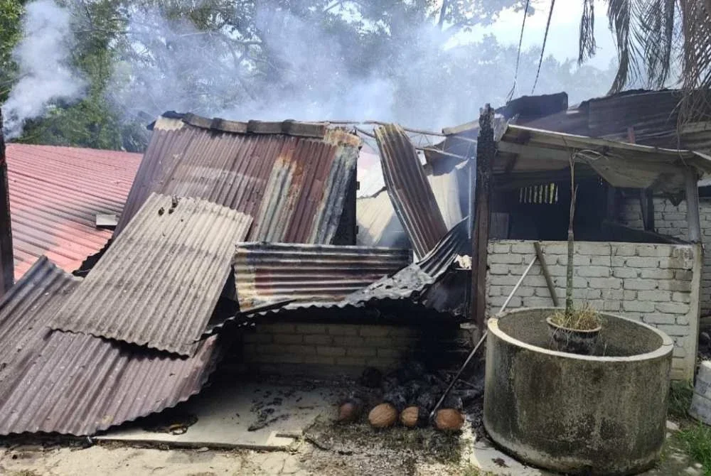 Keadaan rumah yang musnah terbakar dalam kejadian pada Sabtu.