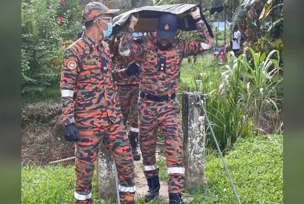 Pasukan bomba mengeluarkan mangsa yang rentung dalam kebakaran.