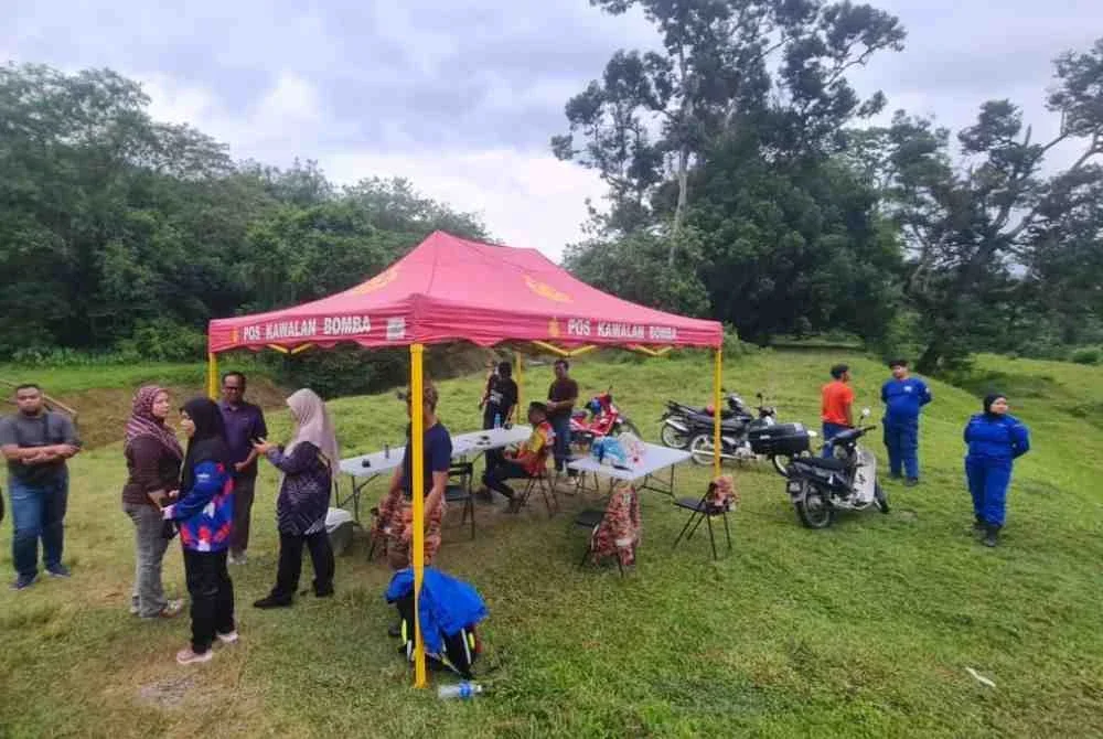 Operasi mencari dan menyelamat melibatkan 13 anggota dari Balai Bomba dan Penyelamat (BBP) Tanjung Malim dan Kuala Kubu itu dan dibantu 14 anggota Pasukan Bomba Sukarela (PBS).