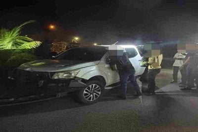 Enam lelaki tempatan diberkas kurang 24 jam selepas kejadian bunuh di Pekan Nanas menerusi operasi khas dijalankan polis di beberapa lokasi sekitar Johor. - Foto IPD Pontian