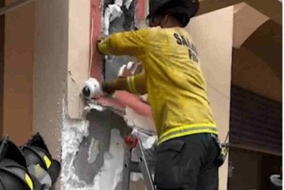 Pasukan penyelamat sedang menyelamat mangsa yang tersepit dalam bangunan.