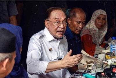 Anwar ketika ditemui pemberita selepas meninjau peniaga kecil di lapangan di Pasar Tani Taman Melawati pada Sabtu. Foto Bernama