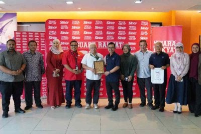 Mohd Nizar (enam dari kanan) menyerahkan cenderahati kepada Hussamuddin (lima dari kiri) sempena lawatan dan sesi perbincangan strategik bersama Karangkraf.