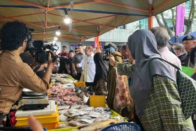 Anwar ketika membuat tinjauan harga di Pasar Tani Taman Melawati, pada Sabtu.