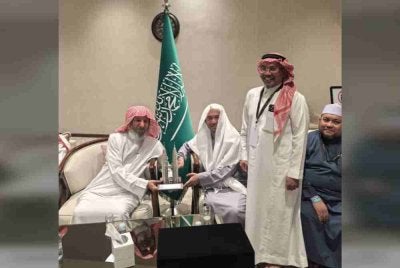 Ahmad Tajuddin (dua dari kanan) bergambar ketika sesi penyerahan cenderahati daripada delegasi Malaysia kepada Dr Saad berupa replika KLCC.