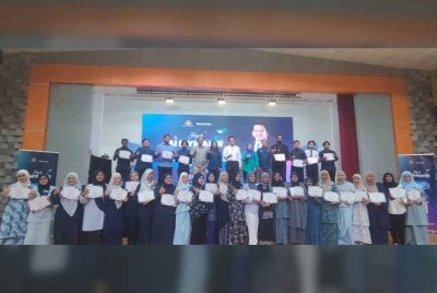 Mohd Shahar bersama peserta yang tamat kursus AI pada Jelajah AI MyMahir – Edisi Parlimen Paya Besar anjuran TalentCorp di Dewan Astaka, Universiti Malaysia Pahang Al-Sultan Abdullah pada Sabtu.