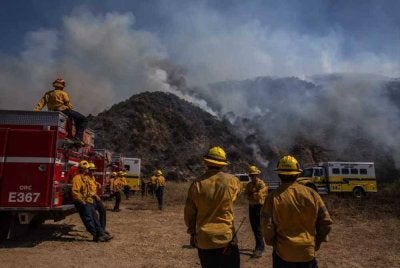 Anggota bomba yang terlibat memadamkan Kebakaran Sandy di Ventura County, California. 