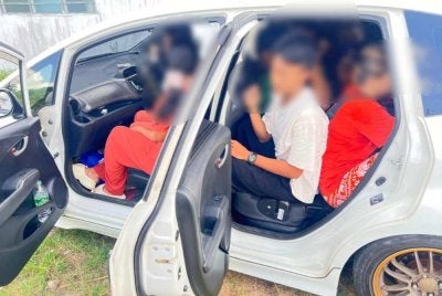 Hasil pemeriksaan terhadap sebuah Honda Jazz menemukan sembilan warga Myanmar terdiri daripada lima lelaki dan empat wanita tanpa dokumen pengenalan diri. Foto: PGA