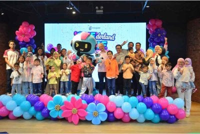 Pengunjung cilik meraikan sambutan ulang tahun pertama A.R.I.F. di Petrosains Suria KLCC pada Sabtu.
