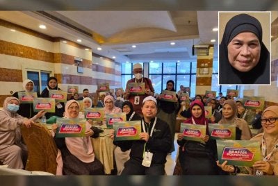 Tadabur bertajuk 'Haji bukan sekadar perjalanan, tetapi satu perubahan' antara pengisian kepada jemaah Maktab KT90B Delima Lembaga Tabung Haji Travel. Gambar kecil: Norlis
