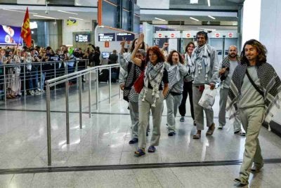 Kepulangan kumpulan aktivis warga Perancis disambut meriah di Lapangan Terbang Roissy Charles de Gaulle berhampiran Paris pada Jumaat.