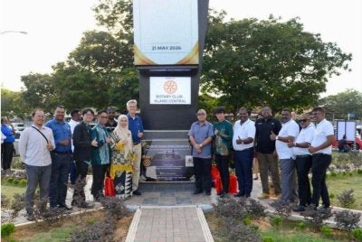 Norfiza (empat dari kiri) ketika Majlis Perasmian Rotary Roundabout di Bandar Bukit Tinggi pada Jumaat.