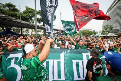 Penyokong Kuching City FC berarak memasuki pekarangan stadium perlawanan akhir Piala Malaysia 2025/26 di antara JDT menentang Kuching City FC di Stadium Nasional Bukit Jalil pada Sabtu. Foto Bernama