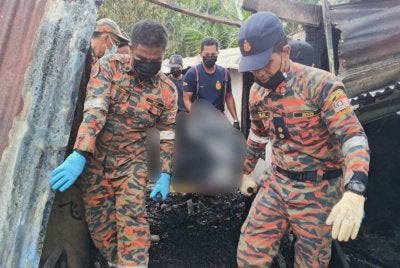 Mayat mangsa dikeluarkan dari lokasi kejadian.