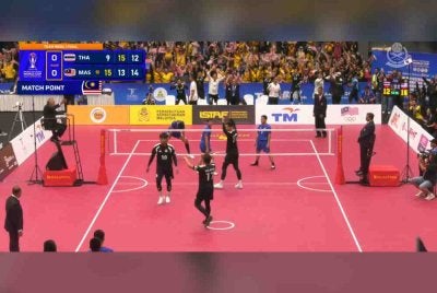 Malaysia meraih mata pertama dalam final acara regu berpasukan kejohanan Piala Dunia Sepak Takraw.