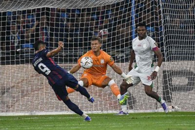 Bergson melakukan rembatan namun dihalang oleh penjaga gol Kuching City FC Muhammad Haziq Nadzli (tengah) pada perlawanan akhir Piala Malaysia di TM Stadium Nasional. Foto: Bernama
