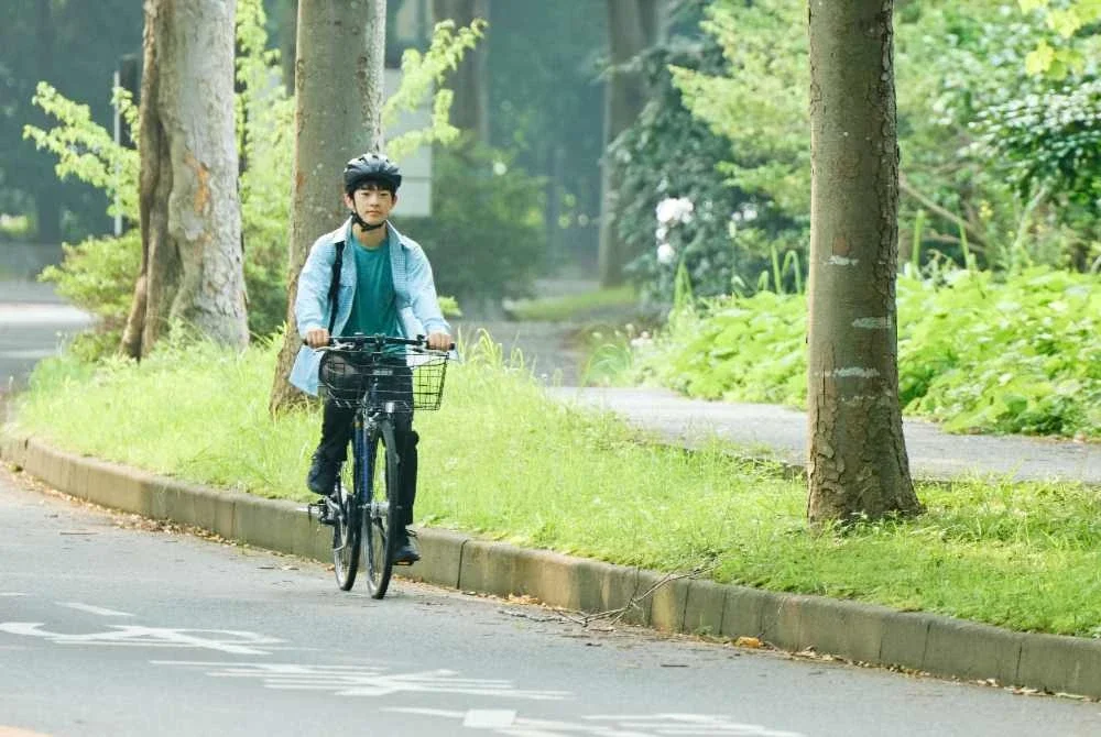 Putera Hisahito sedang menunggang basikal di Universiti Tsukuba di Tsukuba, wilayah Ibaraki.