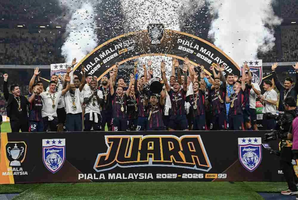 Pasukan JDT meraikan kejayaan selepas berjaya menewaskan pasukan Kuching City FC dengan keputusan 2-0 pada perlawanan akhir Piala Malaysia di Stadium Nasional Bukit Jalil malam ini. Foto: Bernama