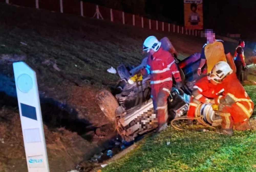 Anggota bomba membantu mengeluarkan mangsa yang cedera dalam kemalangan di Bidor. 