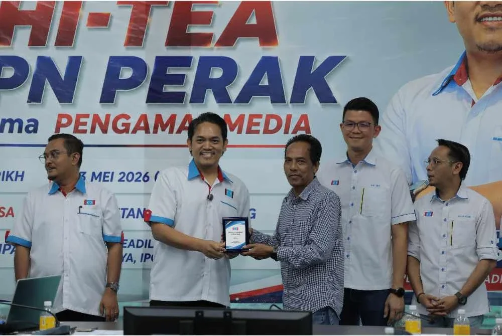 Pengerusi Persatuan Pengamal Media Perak (PPMP), Sayed Mohd Hesham Syed Idris (tiga dari kanan) menerima cenderahati daripada Mohamad Hairul Amir.
