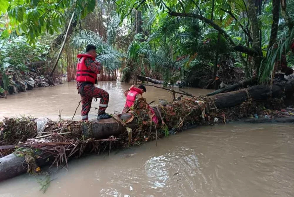 Anggota bomba berusaha mengesan dan mencari mangsa selepas menerima laporan kehilangan mangsa.
