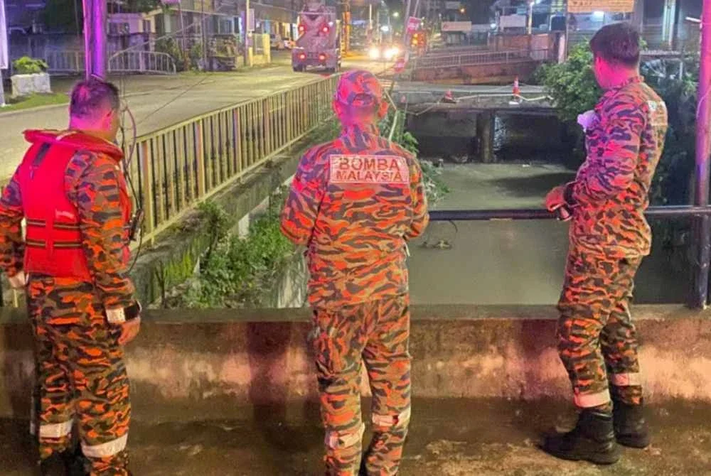 Anggota dari Balai Bomba dan Penyelamat (BBP) Sungai Buloh bersama bantuan Pasukan Penyelamat Di Air (PPDA) BBP Shah Alam digerakkan ke lokasi kejadian.