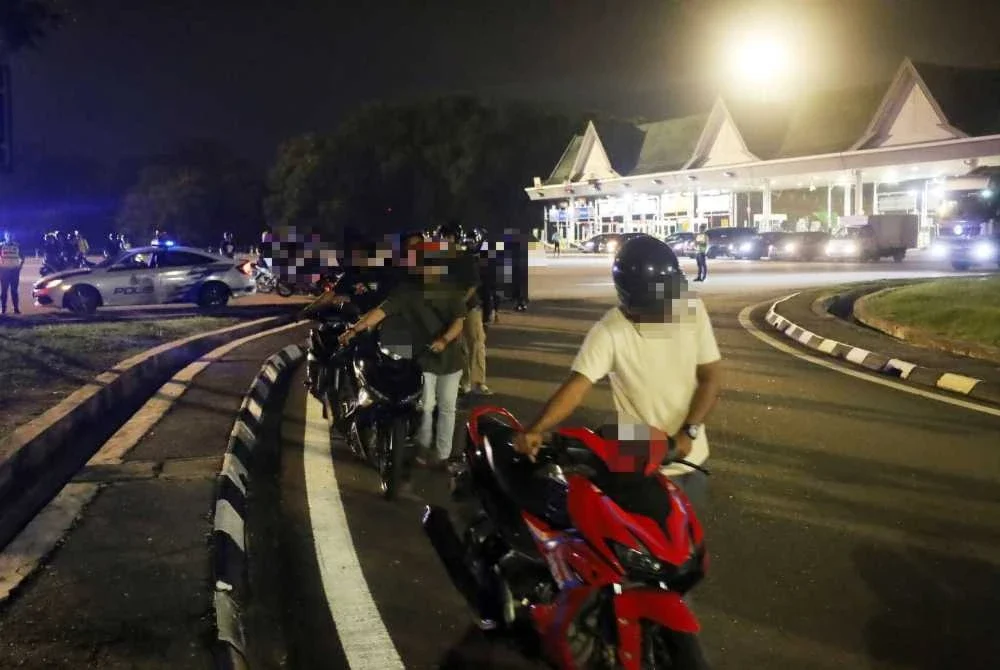 Antara penunggang motosikal yang ditahan dalam Op Samseng Jalanan di Lebuhraya NKVE, Shah Alam pada Ahad. Foto: Polis Selangor