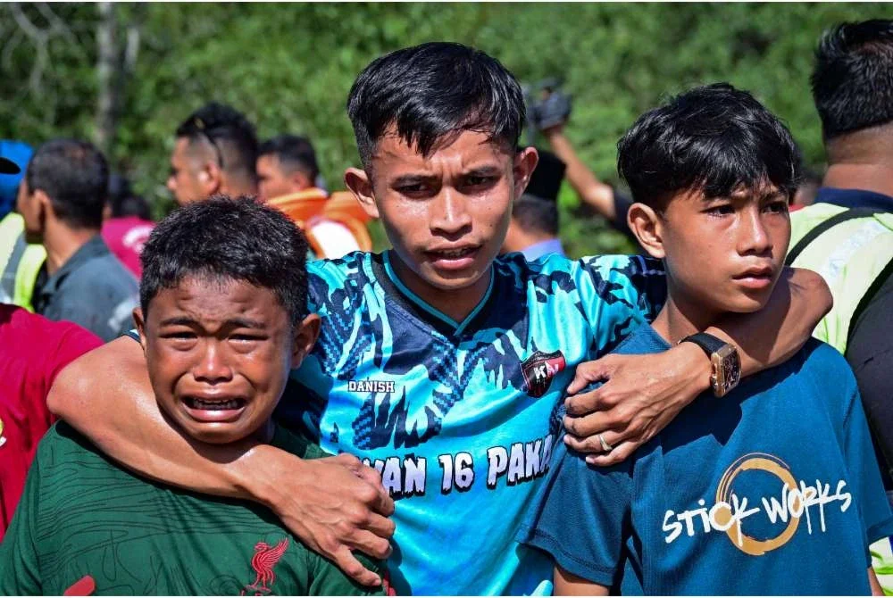 Muhammad Farish Iqbal Cik Mohana Runasdi, 14 (kiri) dan Muhammad Afi Naashif Adli Noone, 15 (kanan) antara dua remaja yang terselamat dalam kejadian lemas ketika mandi bersama empat rakan mereka di Sungai Beril. Foto Bernama