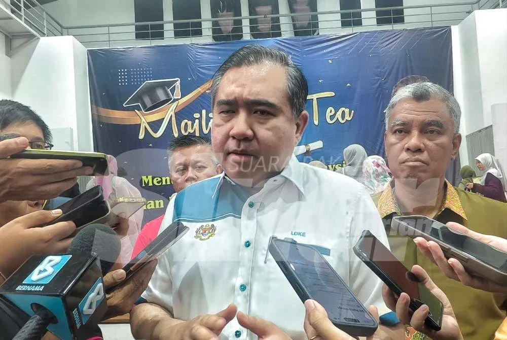 Anthony (dua dari kanan) ketika menghadiri program minum petang meraikan 406 pelajar cemerlang SPM Parlimen Seremban pada Ahad.