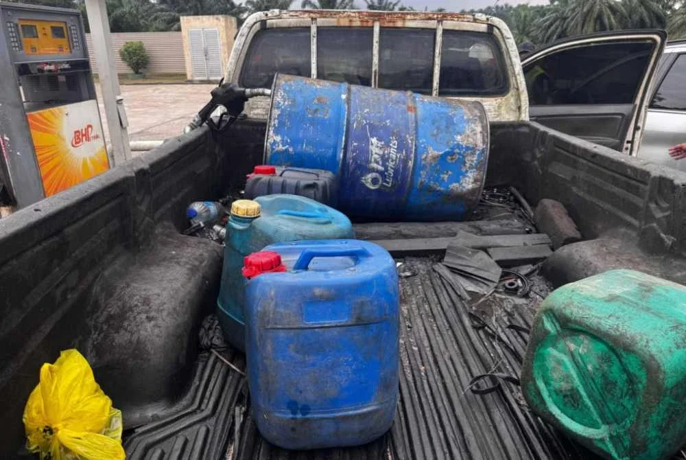 Pemandu membuat pembelian diesel dan mengisinya ke dalam satu tong dram dan beberapa tong minyak di bahagian belakang kenderaan tersebut. Foto FB KPDN Pahang