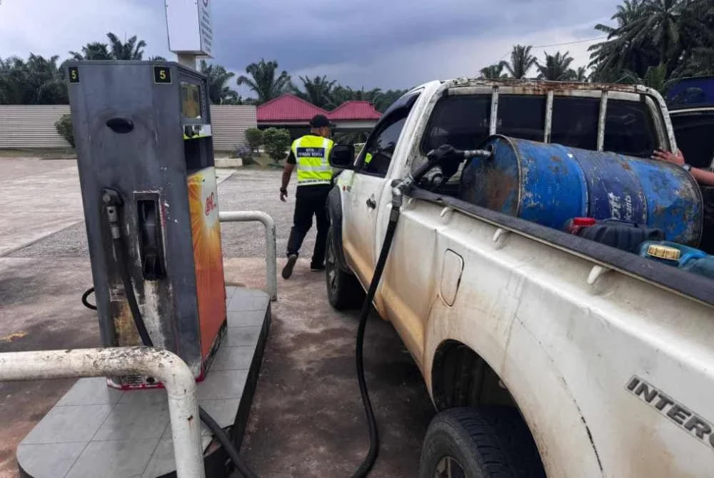 Pemandu berkenaan ditahan kerana disyaki memiliki barang kawalan dalam keadaan yang menimbulkan syak untuk melakukan kesalahan. Foto FB KPDN Pahang