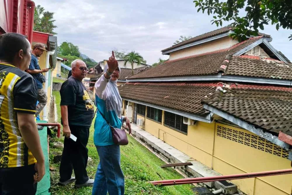 Ahmad Fauzi (dua dari kanan) ketika melakukan lawatan dan pemeriksaan pada Ahad selepas beberapa bahagian rabung bumbung hospital diterbangkan angin sehingga menyebabkan air hujan memasuki ruang rawatan.