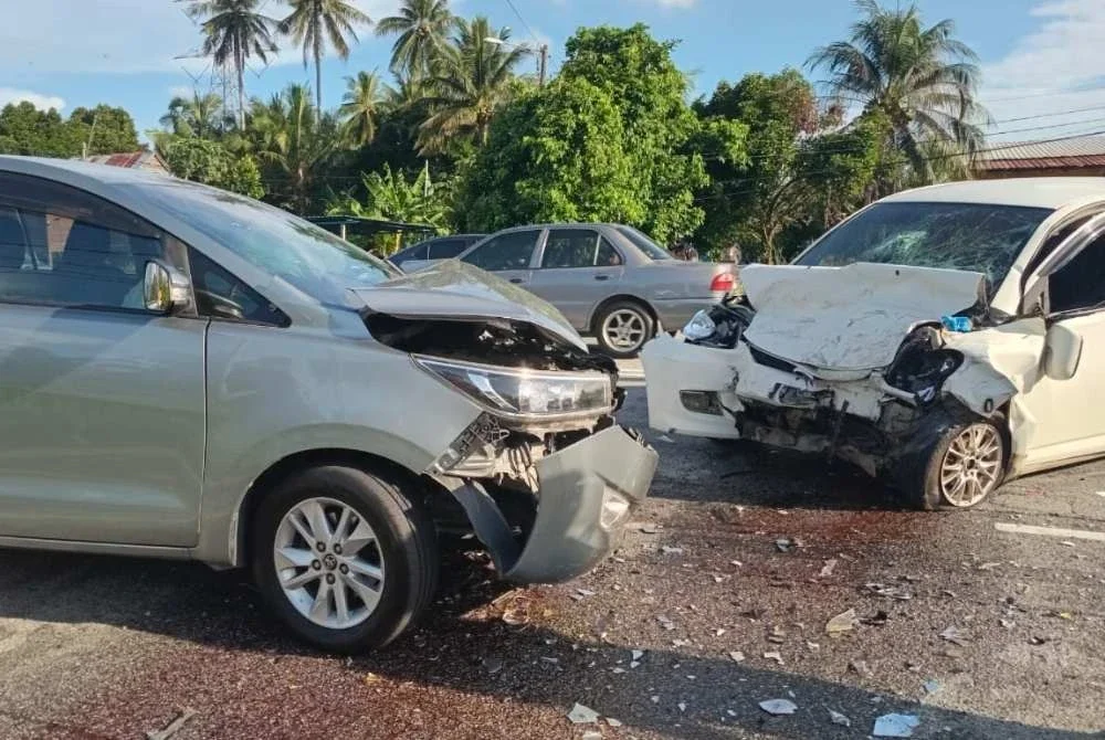 Pasangan suami isteri, Sahbuddin Bakar, 65, dan Noraziyah Jahari, 51, meninggal dunia di lokasi kejadian selepas kereta jenis Perodua Myvi dinaiki mereka bertembung dengan sebuah Toyota Innova dari arah bertentangan. Foto JBPM Perak