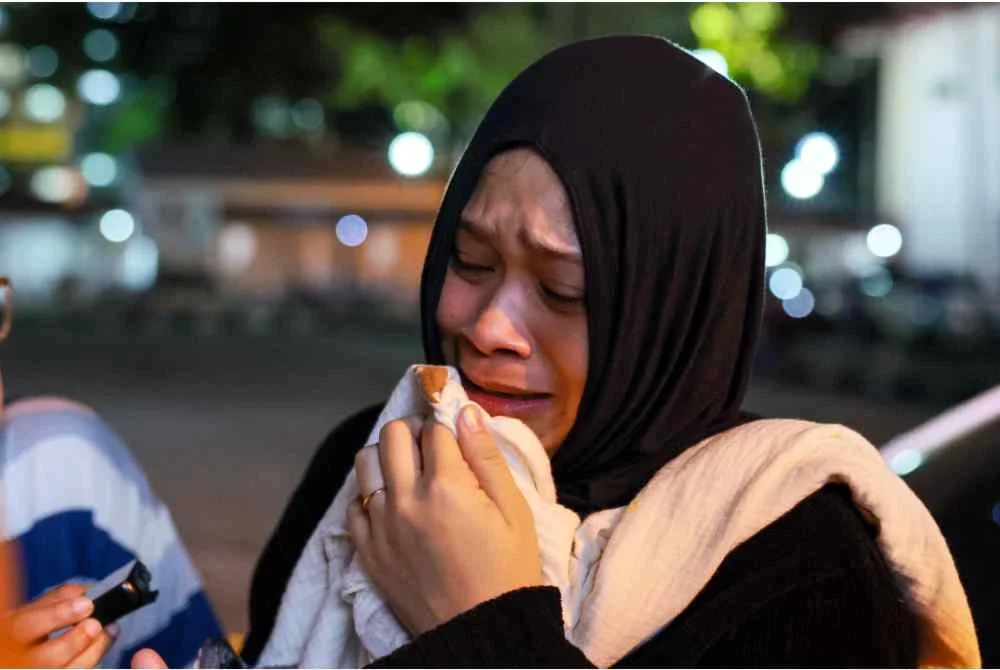 Nurkhaeryna sugul dan tidak dapat menahan sebak ketika menunggu untuk menuntut jenazah suaminya, Muhammad Faezuan Hakim Mohammad Bustaman, 28, di Jabatan Perubatan Forensik HSNZ. Foto Bernama