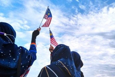 Patriotisme sejati bukan menjatuhkan institusi tetapi mempertahankannya dengan fakta, adab dan keberanian membela negara. Foto hiasan