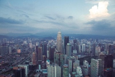 Bank Dunia meramalkan yang Malaysia berkemungkinan mara menjadi negara berpendapatan tinggi setelah sekian lama terperangkap dalam pendapatan menengah. Foto hiasan