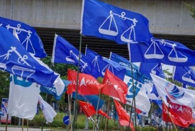 Politik kekasih gelap merujuk kepada strategi sesebuah parti atau pemimpin yang secara terbuka bermusuhan dengan parti lawan, namun pada masa sama menjalin pakatan sulit secara senyap-senyap demi kepentingan kuasa. Gambar hiasan