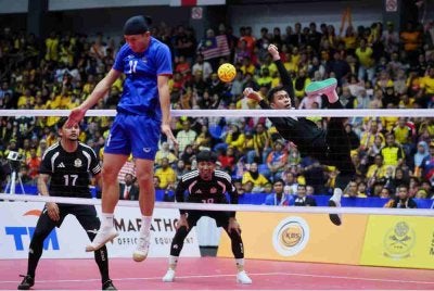 Skuad sepak takraw negara beraksi menentang Thailand dalam acara akhir regu berpasukan pada Kejuaraan Piala Dunia Sepak Takraw 2026 di Stadium Titiwangsa. Foto: Bernama 