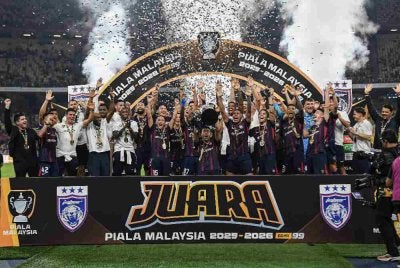Pasukan JDT meraikan kejayaan selepas berjaya menewaskan pasukan Kuching City FC dengan keputusan 2-0 pada perlawanan akhir Piala Malaysia di Stadium Nasional Bukit Jalil malam ini. Foto: Bernama
